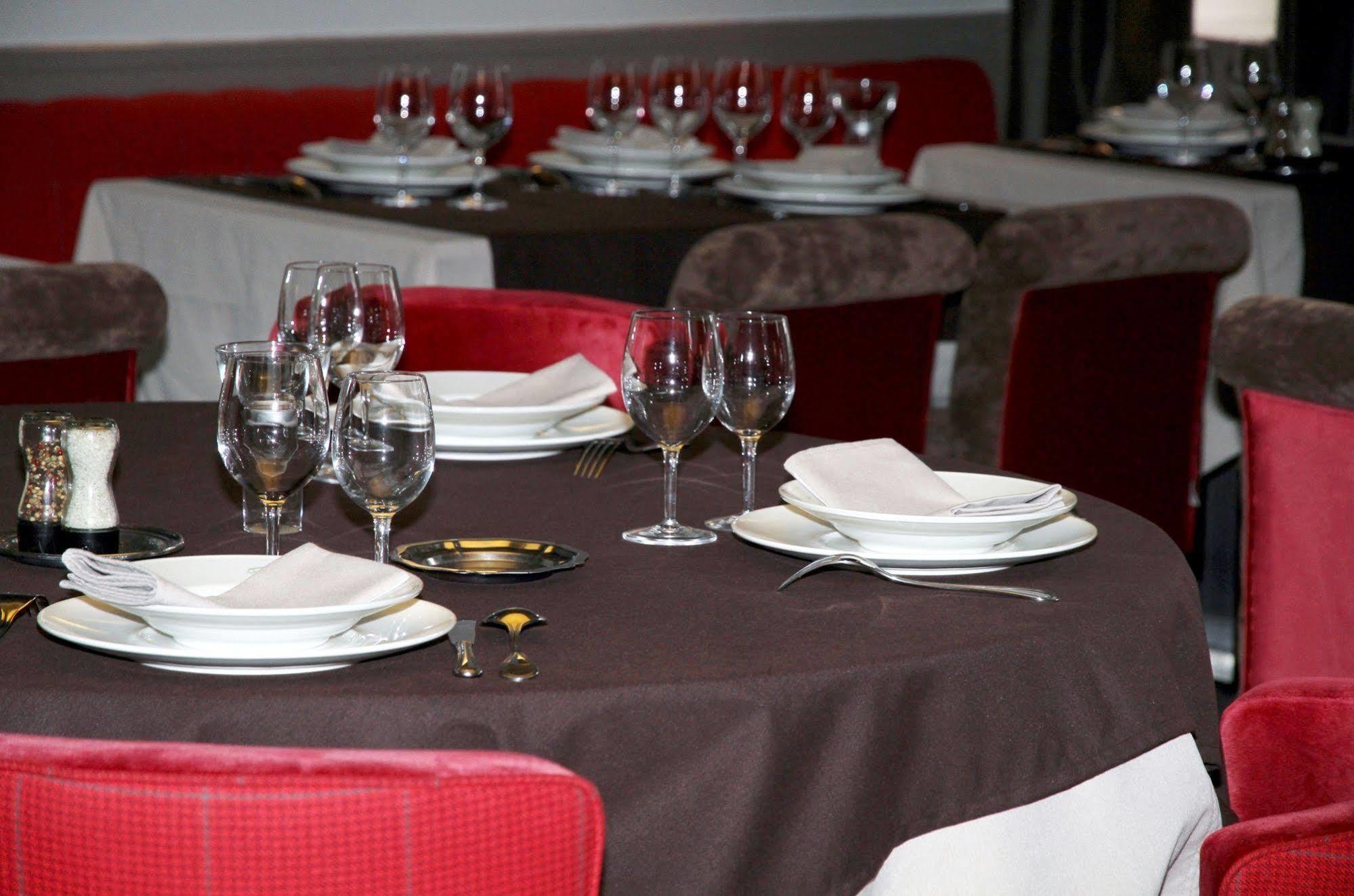 בארג'ס Logis Hotel Le Central מראה חיצוני תמונה